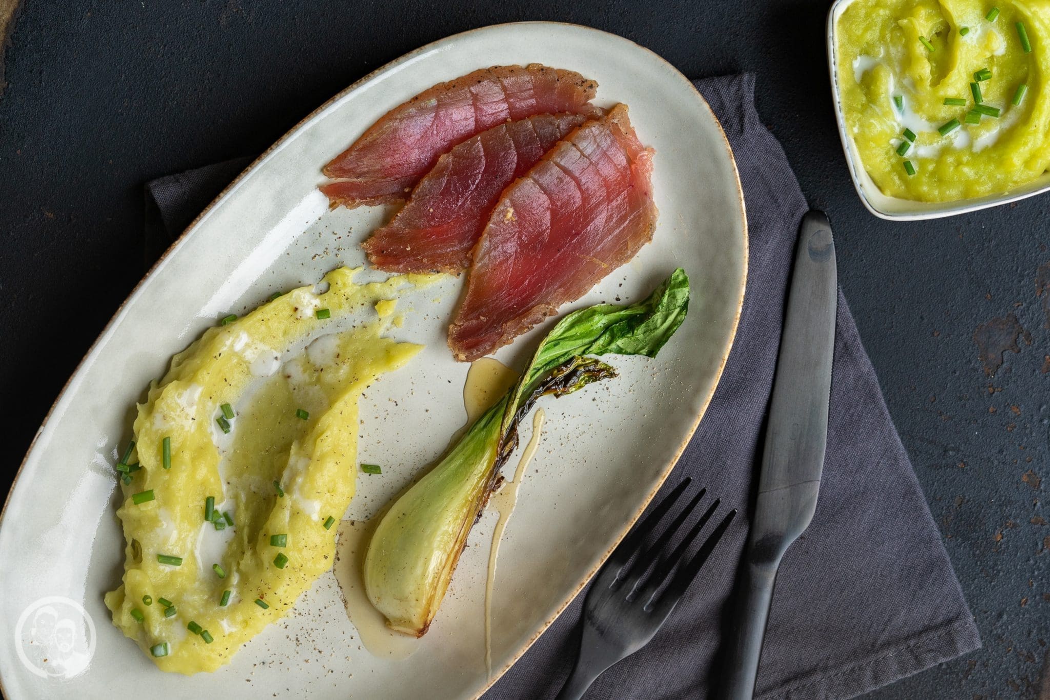 Gin gebeizter Thunfisch 1 foodbloghouse nl 53 | Heute schreibe ich euch aus unserem Food.Blog.House. in den Niederlanden. Hier verbringen wir ein Wochenende mit liebgewonnen Foodblogger-Kollegen und wir verwöhnen uns selber mit einem 10-Gänge-Menü! Wir sind für den Fischgang zuständig und haben lange getüftelt über unser Gericht für diesen besonderen Tag. In Gin gebeizter Thunfisch mit Wasabipüree und Pak Choi - klingt doch nach einer guten Wahl, oder?!