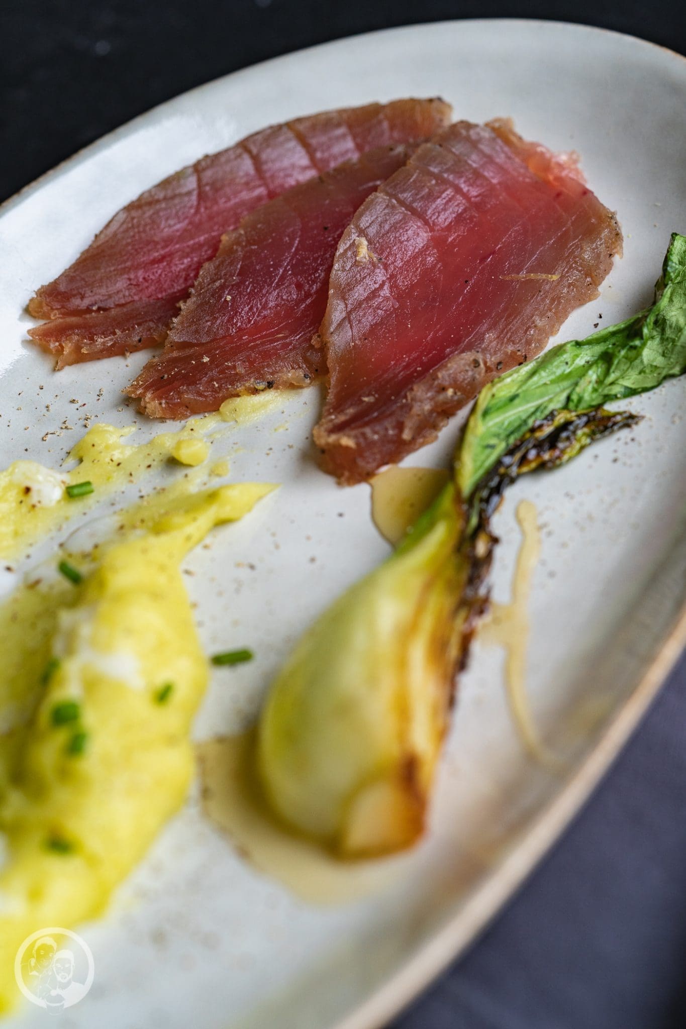 Gin gebeizter Thunfisch 15 foodbloghouse nl 54 | Heute schreibe ich euch aus unserem Food.Blog.House. in den Niederlanden. Hier verbringen wir ein Wochenende mit liebgewonnen Foodblogger-Kollegen und wir verwöhnen uns selber mit einem 10-Gänge-Menü! Wir sind für den Fischgang zuständig und haben lange getüftelt über unser Gericht für diesen besonderen Tag. In Gin gebeizter Thunfisch mit Wasabipüree und Pak Choi - klingt doch nach einer guten Wahl, oder?!