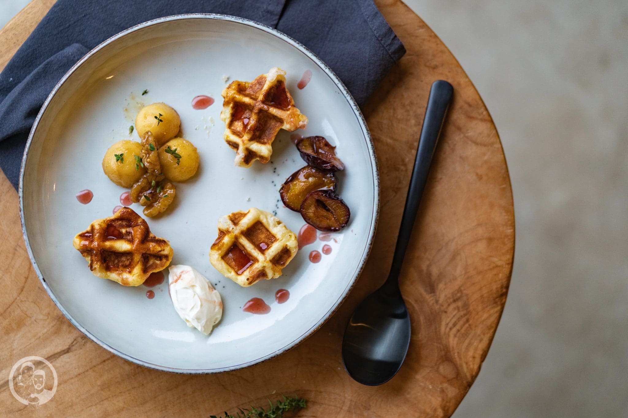 Gin gebeizter Thunfisch 18 foodbloghouse nl 67 | Heute schreibe ich euch aus unserem Food.Blog.House. in den Niederlanden. Hier verbringen wir ein Wochenende mit liebgewonnen Foodblogger-Kollegen und wir verwöhnen uns selber mit einem 10-Gänge-Menü! Wir sind für den Fischgang zuständig und haben lange getüftelt über unser Gericht für diesen besonderen Tag. In Gin gebeizter Thunfisch mit Wasabipüree und Pak Choi - klingt doch nach einer guten Wahl, oder?!