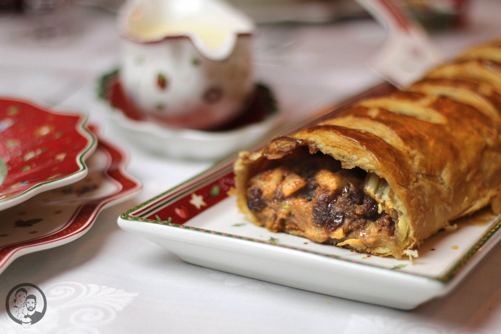 Apfelstrudel 3 | Wie ihr schon mit bekommen habt, sind wir bereits mitten in der Weihnachtsbäckerei angekommen und bei uns zu Hause duftet es fast jeden Tag so, als dass ihr denken könntet, ihr wäret auf einem Weihnachtsmarkt. Dazu trägt auch dieser knusprige Apfelstrudel mit Blätterteig bei! Ok … Der Glühweinduft fehlt in unserer Küche bisher noch ? Das ändern wir bestimmt ganz bald!&nbsp;Aber da wir euch nicht nur leckere süße Schweinereien zeigen wollen, haben wir uns zusammen mit unseren lieben Bloggerfreunden Julia & Tim von Herr & Frau Hue und Theres & Benni von Gernekochen bereits an den Herd gestellt.