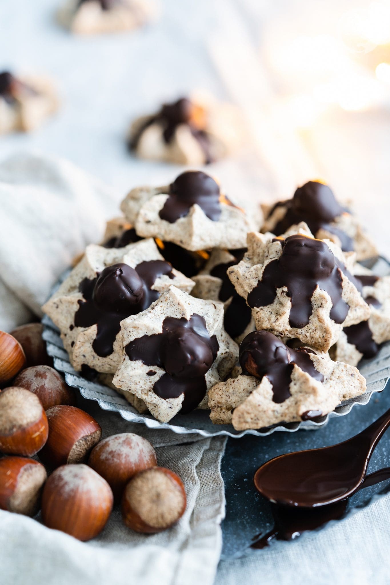 Haselnuss-Makronen | Die perfekte Eiweissverwertung! 2 Haselnussmakronen 1 | Wir haben ja schon so einige Weihnachtsplätzchen und andere Gebäcke auf dem Blog, die wir in den letzten Jahren gebacken haben. Einige davon sind Familienrezepte, die wir schon aus der Kindheit kannten. Daher zeigen wir euch heute unser Familienrezept für Haselnussmakrönchen.