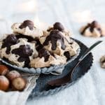Haselnussmakronen 2 | Manche Rezepte schmecken nach Zuhause. Bei uns sind das die von Oma Lore – aufgeschrieben an einem Küchentisch im Oberberg, weitergegeben über Generationen und inzwischen unzählige Male von uns nachgekocht. Hühnersuppe, wenn die Nase läuft. Rinderrouladen am Sonntag. Nusskuchen, einfach weil.