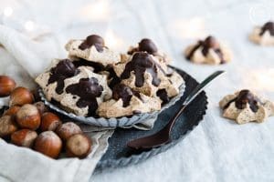 Haselnussmakronen 2 | Wir haben ja schon so einige Weihnachtsplätzchen und andere Gebäcke auf dem Blog, die wir in den letzten Jahren gebacken haben. Einige davon sind Familienrezepte, die wir schon aus der Kindheit kannten. Daher zeigen wir euch heute unser Familienrezept für Haselnussmakrönchen.&nbsp;