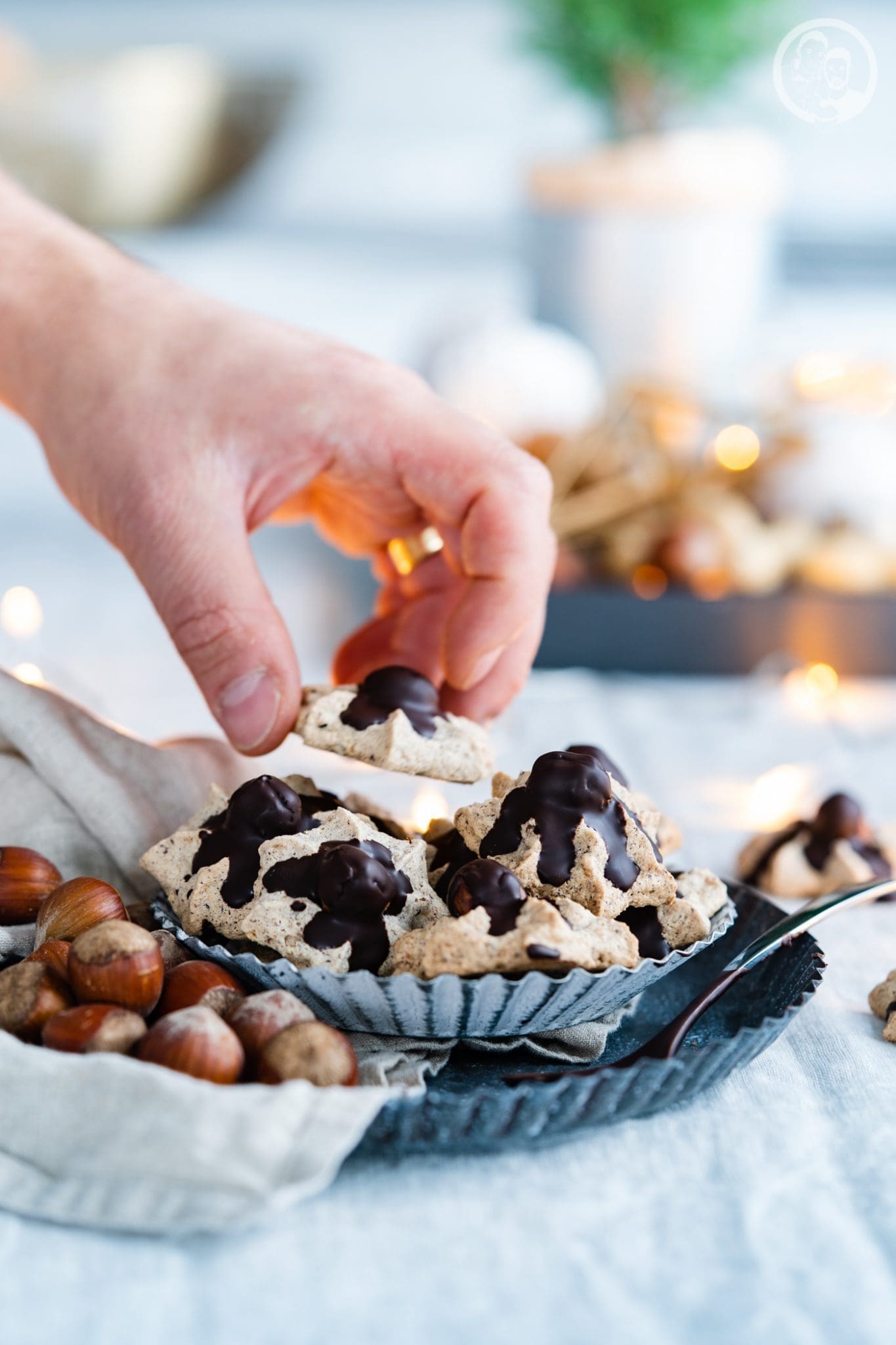 Haselnuss-Makronen | Die perfekte Eiweissverwertung! 3 Haselnussmakronen 3 | Wir haben ja schon so einige Weihnachtsplätzchen und andere Gebäcke auf dem Blog, die wir in den letzten Jahren gebacken haben. Einige davon sind Familienrezepte, die wir schon aus der Kindheit kannten. Daher zeigen wir euch heute unser Familienrezept für Haselnussmakrönchen.