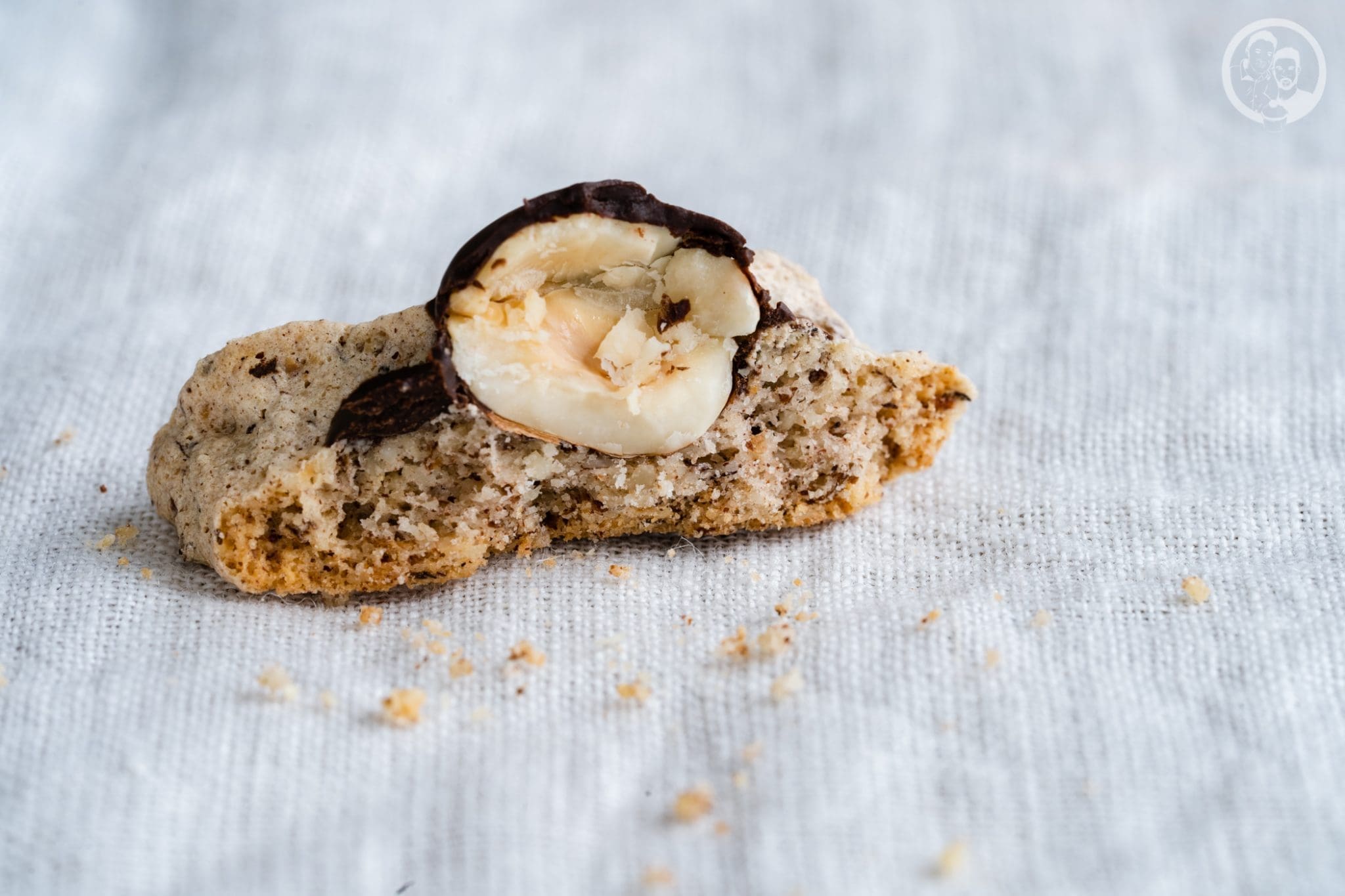 Haselnuss-Makronen | Die perfekte Eiweissverwertung! 7 Haselnussmakronen 4 | Wir haben ja schon so einige Weihnachtsplätzchen und andere Gebäcke auf dem Blog, die wir in den letzten Jahren gebacken haben. Einige davon sind Familienrezepte, die wir schon aus der Kindheit kannten. Daher zeigen wir euch heute unser Familienrezept für Haselnussmakrönchen.