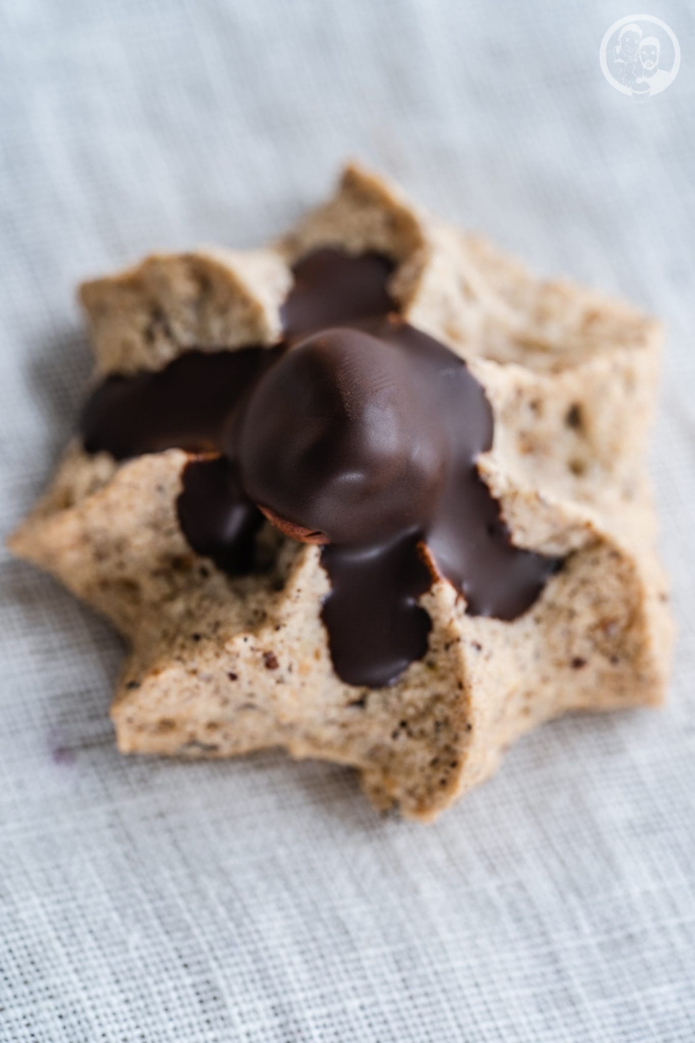 Haselnuss-Makronen | Die perfekte Eiweissverwertung! 6 Haselnussmakronen 5 | Wir haben ja schon so einige Weihnachtsplätzchen und andere Gebäcke auf dem Blog, die wir in den letzten Jahren gebacken haben. Einige davon sind Familienrezepte, die wir schon aus der Kindheit kannten. Daher zeigen wir euch heute unser Familienrezept für Haselnussmakrönchen.