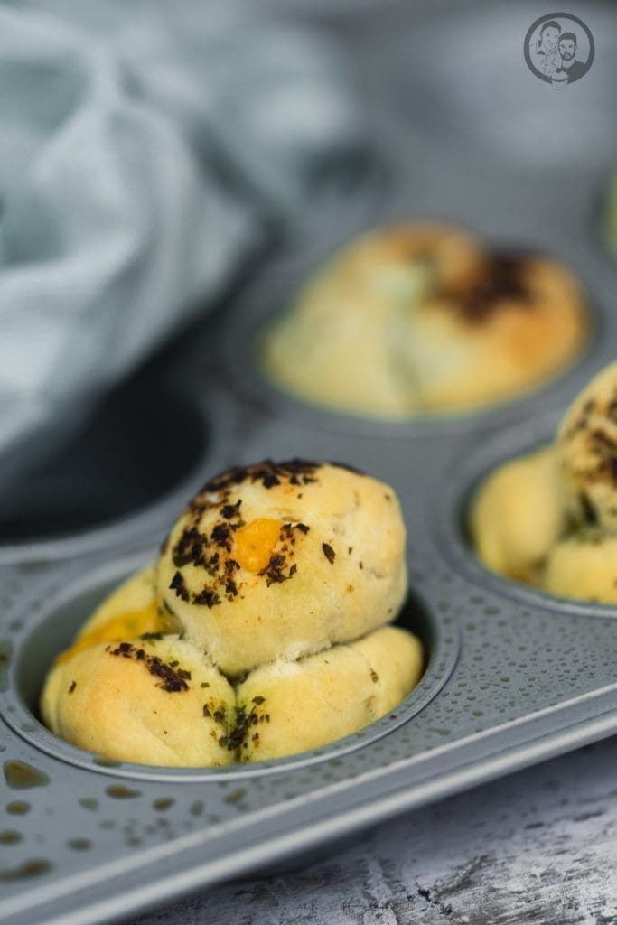 Kräuterbutterbrötchen kerrygold 4 | Wenn ihr auf eine Party geht und etwas zum Buffet beisteuern möchtet ... was ist da euer absoluter Lieblingssnack, den ihr immer wieder macht? Das Rezept, das wir euch heute zeigen wollen, haben wir uns bei unserer Freundin Lena abgeschaut. Alle Gäste sind auf ihren Parties immer ganz versessen auf ihre Partybrötchen.