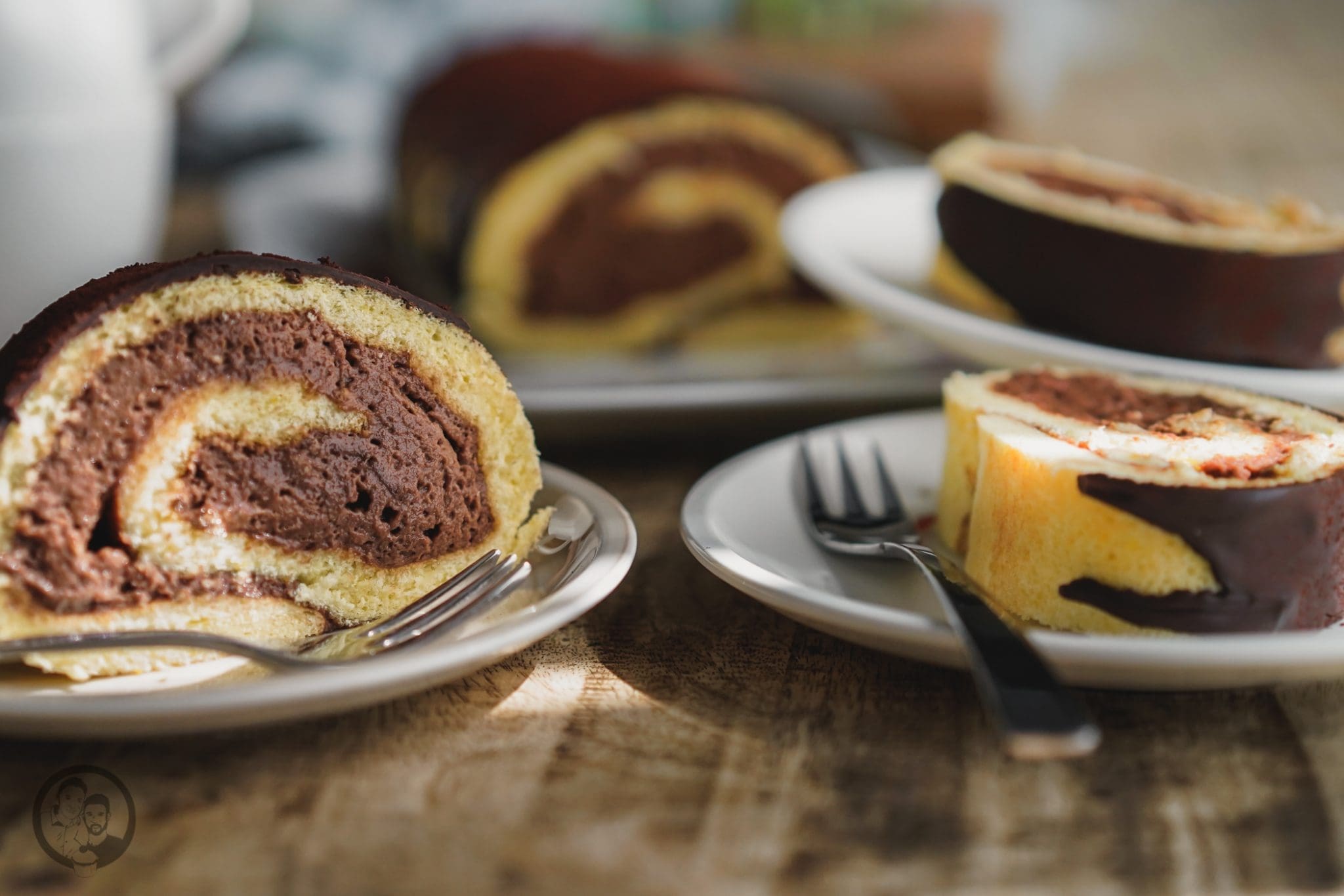 Biskuitrolle mit Schoko-Nougat-Creme 5 Nougatrolle 2 | Heute haben wir nochmal unser Rezeptebuch durch geschaut. Das machen wir immer mal wieder. Denn manchmal überlegen wir uns so viele Rezepte gleichzeitig und kochen oder backen sie auch und vergessen dann, sie auf den Blog zu setzen. So erging es auch unserer Biskuitrolle mit Schoko-Nougat Creme.