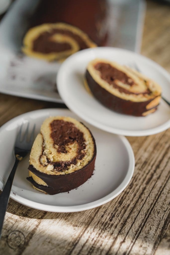 Nougatrolle 3 | Heute haben wir nochmal unser Rezeptebuch durch geschaut. Das machen wir immer mal wieder. Denn manchmal überlegen wir uns so viele Rezepte gleichzeitig und kochen oder backen sie auch und vergessen dann, sie auf den Blog zu setzen. So erging es auch unserer Biskuitrolle mit Schoko-Nougat Creme.
