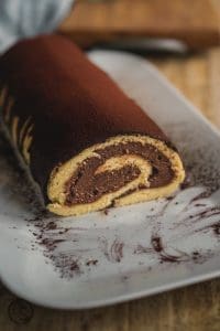 Biskuitrolle mit Schoko-Nougat-Creme 5 Nougatrolle 4 | Heute haben wir nochmal unser Rezeptebuch durch geschaut. Das machen wir immer mal wieder. Denn manchmal überlegen wir uns so viele Rezepte gleichzeitig und kochen oder backen sie auch und vergessen dann, sie auf den Blog zu setzen. So erging es auch unserer Biskuitrolle mit Schoko-Nougat Creme.