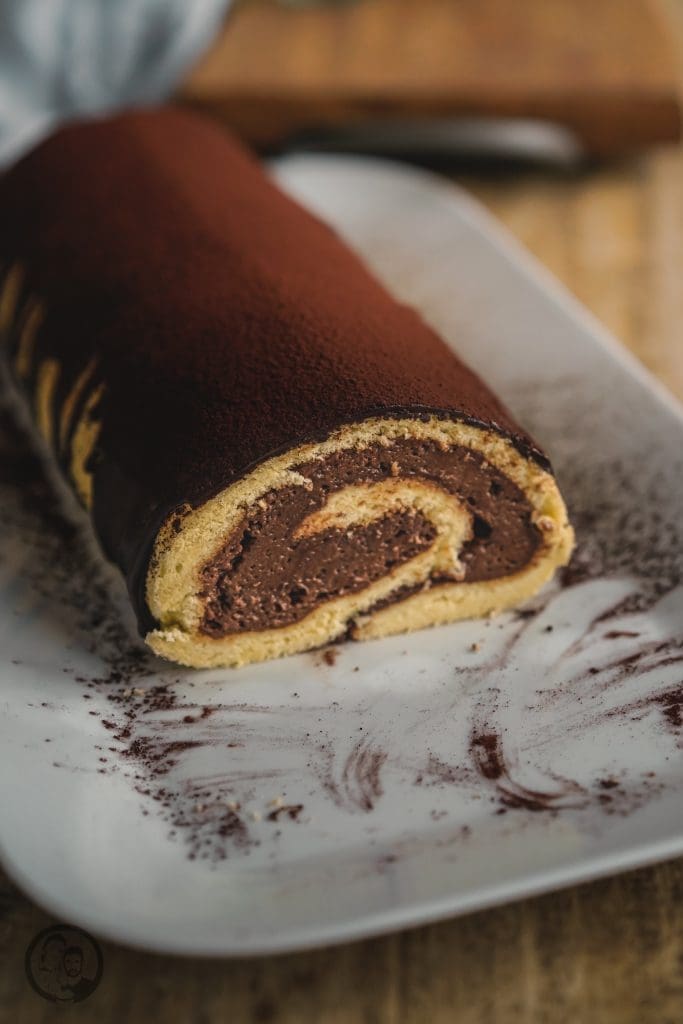 Nougatrolle 4 | Heute haben wir nochmal unser Rezeptebuch durch geschaut. Das machen wir immer mal wieder. Denn manchmal überlegen wir uns so viele Rezepte gleichzeitig und kochen oder backen sie auch und vergessen dann, sie auf den Blog zu setzen. So erging es auch unserer Biskuitrolle mit Schoko-Nougat Creme.