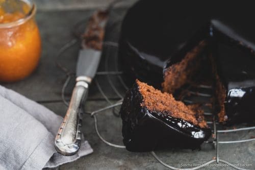 Sachertorte mit Mirror Glaze 5 Sachertorte 2 | Wir waren ja mal wieder in Österreich und nachdem wir nun schon einigen Jahre regelmäßig dort sind, ist es ein wenig wie eine zweite Heimat! Verreisen mit einer immensen Vorfreude im Bauch ist das allerschönste. Man weiß was einen erwartet, man trifft liebe Menschen wieder und das Essen in Österreich ist über alle Zweifel erhaben. Hier wird Kulinarik zelebriert und wir lieben es!! Vielleicht sind wir doch recht einfach zu beeindrucken ... aber wer sagt schon bei Apfelstrudel, Kaspressknödel und Palatschinken "Nein"?! Also war es mal wieder an der Zeit einen österreischichen Klassiker zu zu bereiten - die Sachertorte!