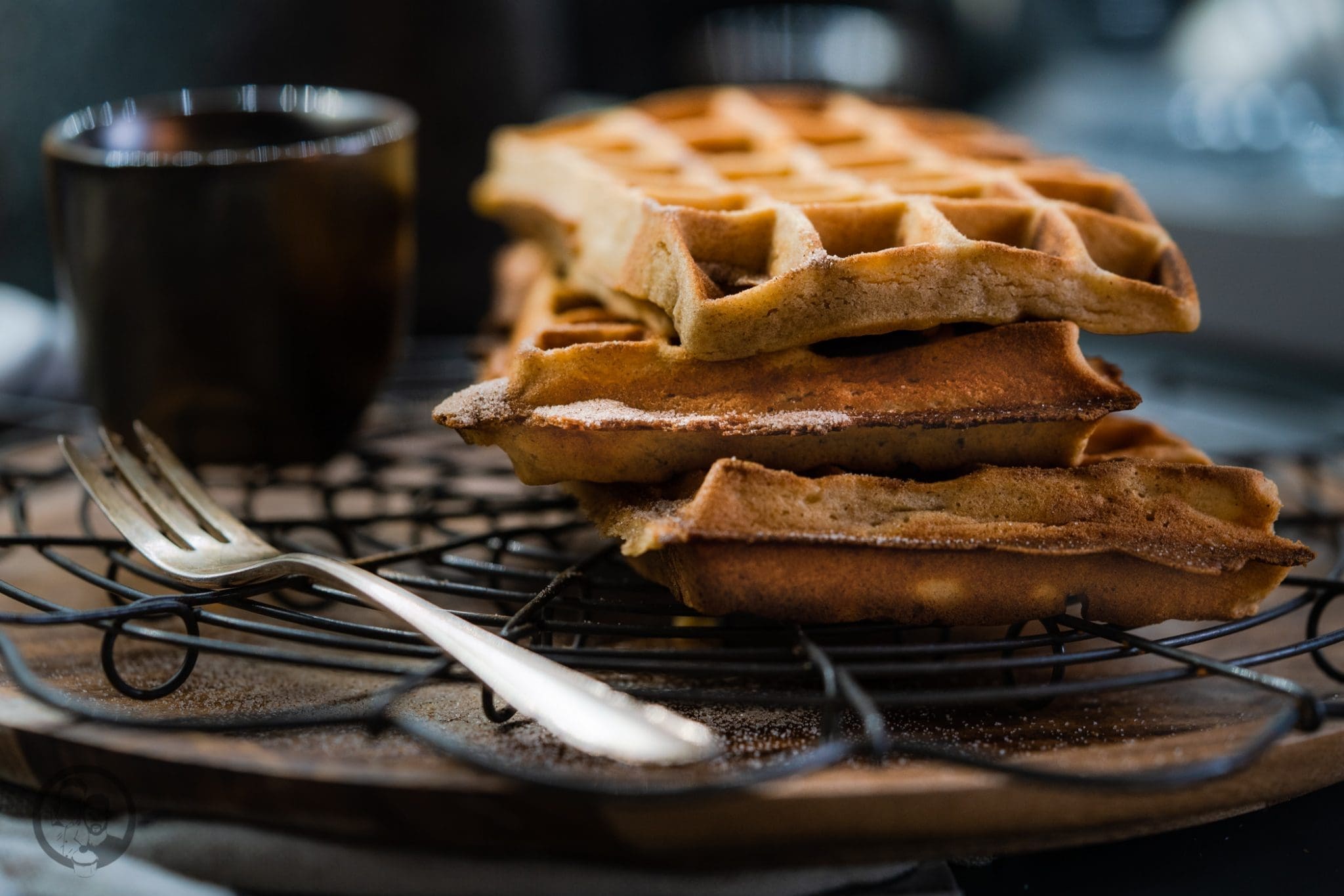 Zimt Waffeln Kenwood 10 | Es ist soweit - wir hatten unsere ersten Crêpes für dieses Jahr. Damit hat dann offiziell die Zeit der Wintergerichte für uns begonnen. Heute gibt es aber nicht Crêpes bei uns sondern Waffeln. Damit sie so richtig schön in die Jahreszeit passen haben wir Zimtwaffeln mit Äpfeln und Rosinen gezaubert. Dabei wurden wir bestens von unserer Kenwood Chef Titanium unterstützt.