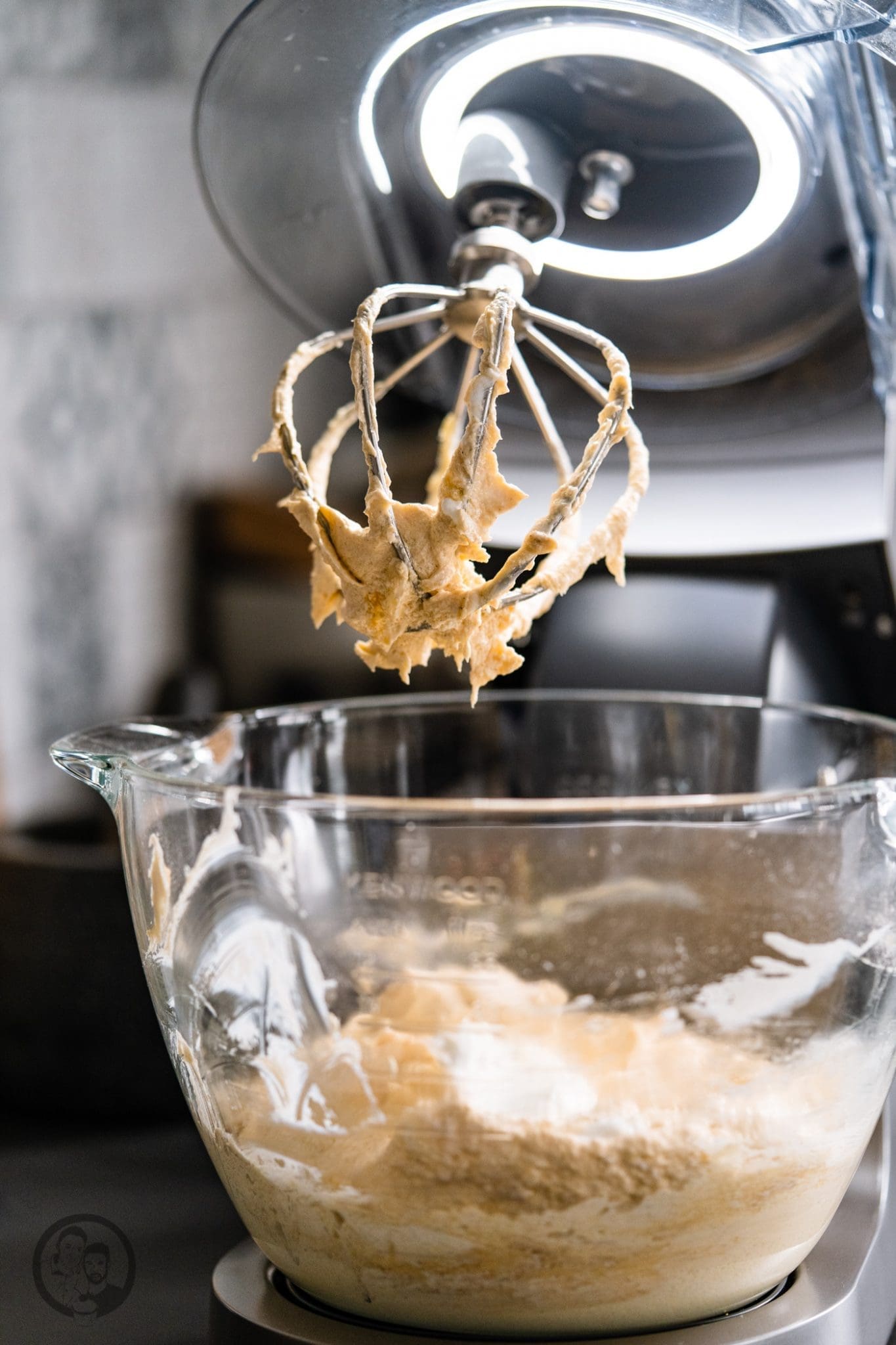 Zimt Waffeln Kenwood 4 | Es ist soweit - wir hatten unsere ersten Crêpes für dieses Jahr. Damit hat dann offiziell die Zeit der Wintergerichte für uns begonnen. Heute gibt es aber nicht Crêpes bei uns sondern Waffeln. Damit sie so richtig schön in die Jahreszeit passen haben wir Zimtwaffeln mit Äpfeln und Rosinen gezaubert. Dabei wurden wir bestens von unserer Kenwood Chef Titanium unterstützt.