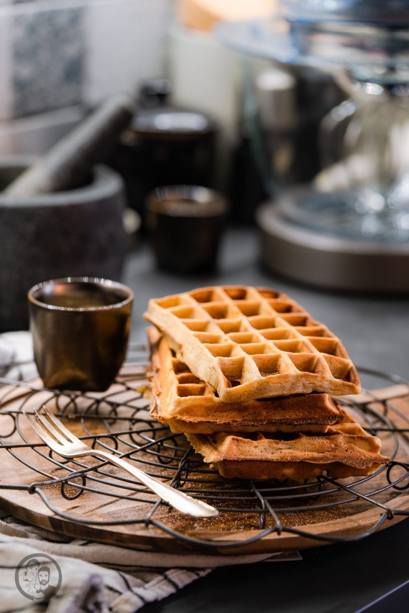 Zimt Waffeln Kenwood 7 | Es ist soweit - wir hatten unsere ersten Crêpes für dieses Jahr. Damit hat dann offiziell die Zeit der Wintergerichte für uns begonnen. Heute gibt es aber nicht Crêpes bei uns sondern Waffeln. Damit sie so richtig schön in die Jahreszeit passen haben wir Zimtwaffeln mit Äpfeln und Rosinen gezaubert. Dabei wurden wir bestens von unserer Kenwood Chef Titanium unterstützt.