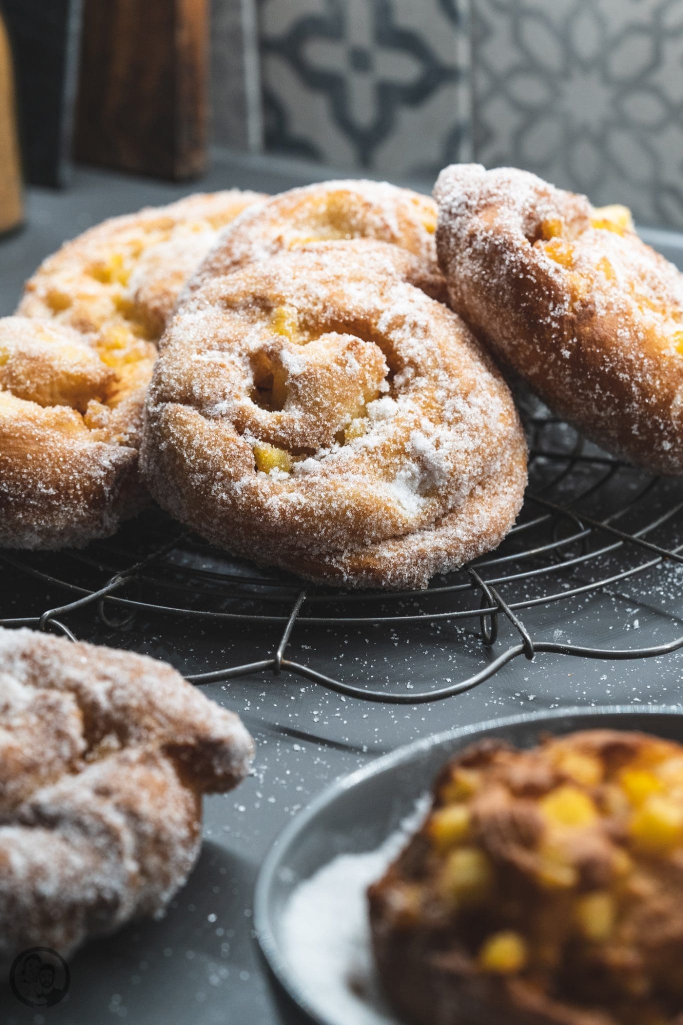 Apfelberliner 10 | Geht es euch auch so, wie Sascha? Nach herzhaftem Essen, braucht er immer etwas Süßes. Ich kann auch sehr gut danach ne süße Kleinigkeit vertilgen, aber ich habe einfach nicht den Zwang dazu. Ich bin da in anderen Dingen ein kleiner Monk.Sascha ist zudem da auch noch wählerisch. Wenn es gestern ein kleiner Pudding sein konnte und heute eine Praline, dann kann es morgen auch ein Apfelberliner sein.