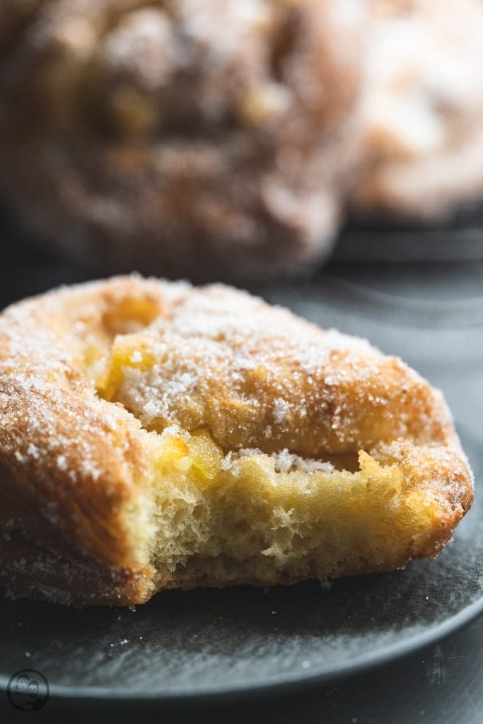 Apfelberliner 11 | Geht es euch auch so, wie Sascha? Nach herzhaftem Essen, braucht er immer etwas Süßes. Ich kann auch sehr gut danach ne süße Kleinigkeit vertilgen, aber ich habe einfach nicht den Zwang dazu. Ich bin da in anderen Dingen ein kleiner Monk.Sascha ist zudem da auch noch wählerisch. Wenn es gestern ein kleiner Pudding sein konnte und heute eine Praline, dann kann es morgen auch ein Apfelberliner sein.