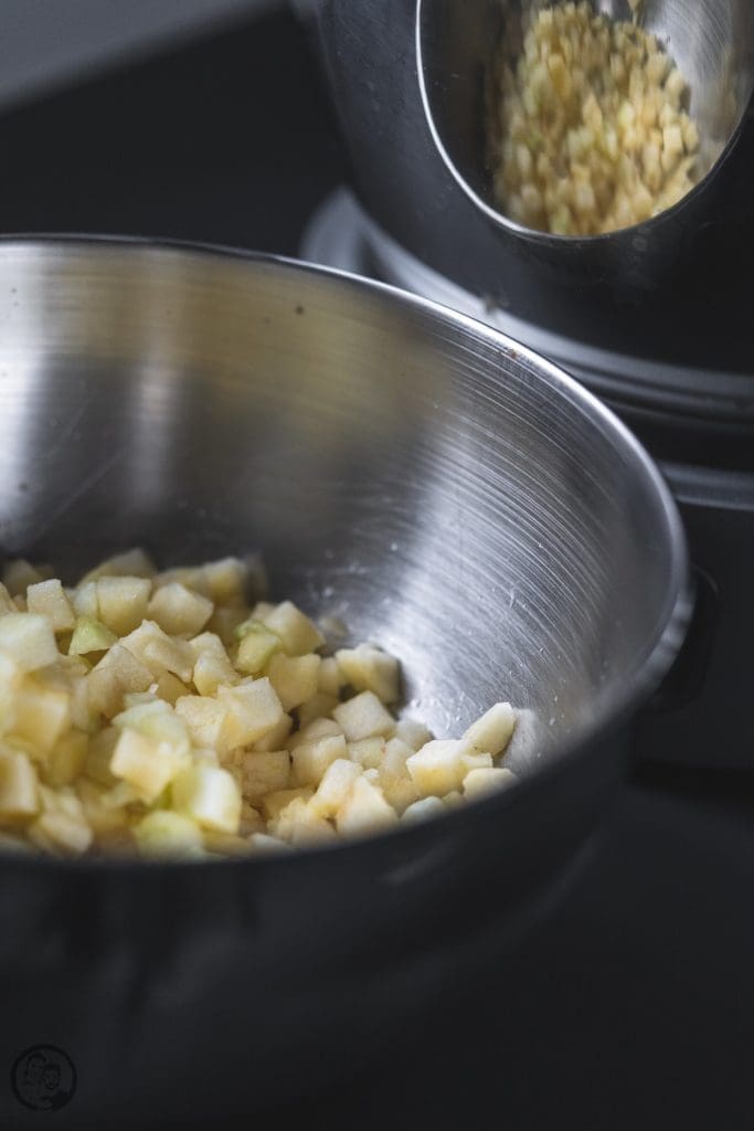 Apfelberliner 3 | Geht es euch auch so, wie Sascha? Nach herzhaftem Essen, braucht er immer etwas Süßes. Ich kann auch sehr gut danach ne süße Kleinigkeit vertilgen, aber ich habe einfach nicht den Zwang dazu. Ich bin da in anderen Dingen ein kleiner Monk.Sascha ist zudem da auch noch wählerisch. Wenn es gestern ein kleiner Pudding sein konnte und heute eine Praline, dann kann es morgen auch ein Apfelberliner sein.