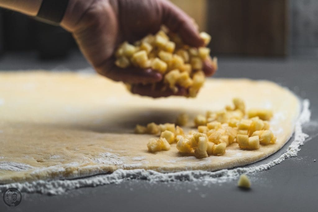 Apfelberliner 5 | Geht es euch auch so, wie Sascha? Nach herzhaftem Essen, braucht er immer etwas Süßes. Ich kann auch sehr gut danach ne süße Kleinigkeit vertilgen, aber ich habe einfach nicht den Zwang dazu. Ich bin da in anderen Dingen ein kleiner Monk.Sascha ist zudem da auch noch wählerisch. Wenn es gestern ein kleiner Pudding sein konnte und heute eine Praline, dann kann es morgen auch ein Apfelberliner sein.