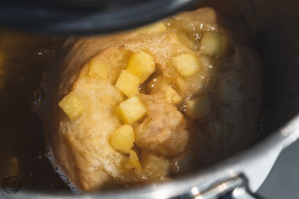 Apfelberliner 6 | Geht es euch auch so, wie Sascha? Nach herzhaftem Essen, braucht er immer etwas Süßes. Ich kann auch sehr gut danach ne süße Kleinigkeit vertilgen, aber ich habe einfach nicht den Zwang dazu. Ich bin da in anderen Dingen ein kleiner Monk.Sascha ist zudem da auch noch wählerisch. Wenn es gestern ein kleiner Pudding sein konnte und heute eine Praline, dann kann es morgen auch ein Apfelberliner sein.