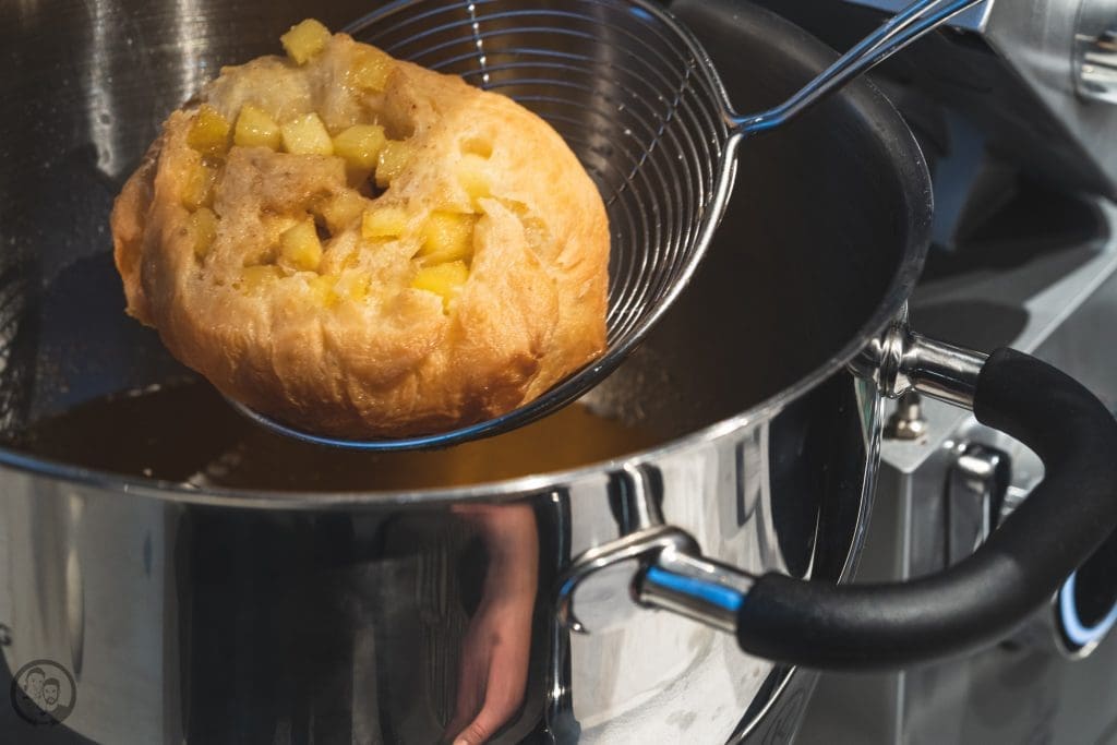 Apfelberliner 7 | Geht es euch auch so, wie Sascha? Nach herzhaftem Essen, braucht er immer etwas Süßes. Ich kann auch sehr gut danach ne süße Kleinigkeit vertilgen, aber ich habe einfach nicht den Zwang dazu. Ich bin da in anderen Dingen ein kleiner Monk.Sascha ist zudem da auch noch wählerisch. Wenn es gestern ein kleiner Pudding sein konnte und heute eine Praline, dann kann es morgen auch ein Apfelberliner sein.