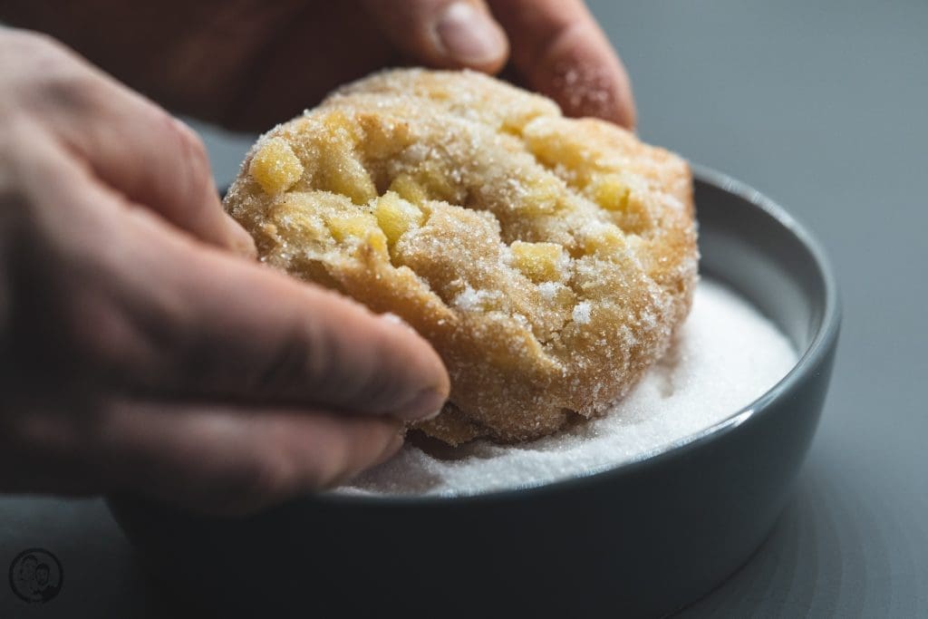 Apfelberliner 8 | Geht es euch auch so, wie Sascha? Nach herzhaftem Essen, braucht er immer etwas Süßes. Ich kann auch sehr gut danach ne süße Kleinigkeit vertilgen, aber ich habe einfach nicht den Zwang dazu. Ich bin da in anderen Dingen ein kleiner Monk.Sascha ist zudem da auch noch wählerisch. Wenn es gestern ein kleiner Pudding sein konnte und heute eine Praline, dann kann es morgen auch ein Apfelberliner sein.