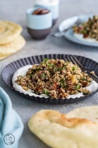 Bulgursalat Israel 2 | Viele von euch werden ja wissen, dass wir letztes Jahr in Israel im Urlaub waren. Eine unglaublich inspirierende Reise. Vor allem auch kulinarisch, daher gibt es heute ein Rezept für - einen israelisch angehauchten Bulgursalat. Inspiriert dazu hat uns ein Rezept der tollen Köchin Haya Molcho, von der wir große Fans sind. Und heute gibt es die leicht abgewandelte Version von uns - Israelischer Salat mit Datteln und Nüssen. Übrigens auch perfekt nach den Tagen der Völlerei im Dezember.