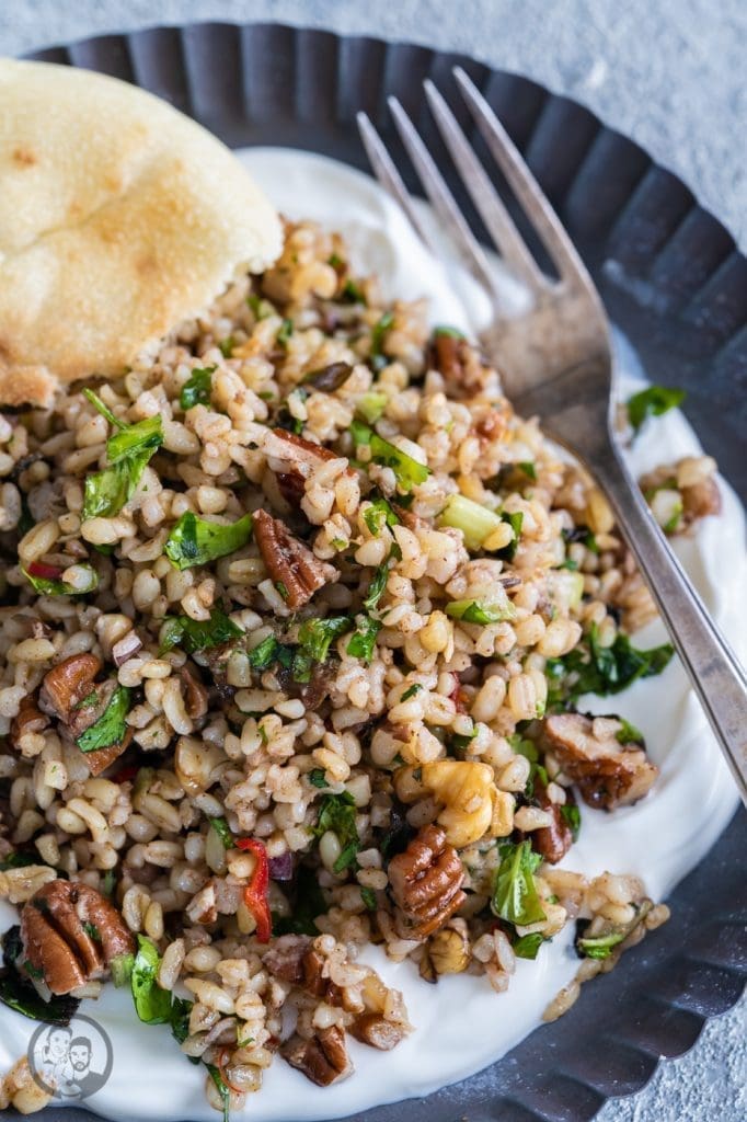 Israelischer Salat mit Datteln & Nüssen 2 Bulgursalat Israel 3 | Viele von euch werden ja wissen, dass wir letztes Jahr in Israel im Urlaub waren. Eine unglaublich inspirierende Reise. Vor allem auch kulinarisch, daher gibt es heute ein Rezept für - einen israelisch angehauchten Bulgursalat. Inspiriert dazu hat uns ein Rezept der tollen Köchin Haya Molcho, von der wir große Fans sind. Und heute gibt es die leicht abgewandelte Version von uns - Israelischer Salat mit Datteln und Nüssen. Übrigens auch perfekt nach den Tagen der Völlerei im Dezember.