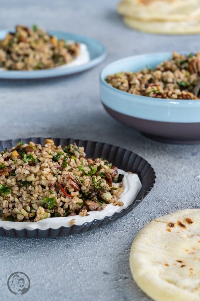 Israelischer Salat mit Datteln & Nüssen 3 Bulgursalat Israel 6 | Viele von euch werden ja wissen, dass wir letztes Jahr in Israel im Urlaub waren. Eine unglaublich inspirierende Reise. Vor allem auch kulinarisch, daher gibt es heute ein Rezept für - einen israelisch angehauchten Bulgursalat. Inspiriert dazu hat uns ein Rezept der tollen Köchin Haya Molcho, von der wir große Fans sind. Und heute gibt es die leicht abgewandelte Version von uns - Israelischer Salat mit Datteln und Nüssen. Übrigens auch perfekt nach den Tagen der Völlerei im Dezember.