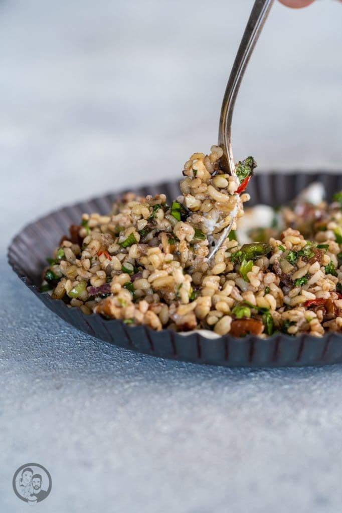 Israelischer Salat mit Datteln & Nüssen 5 Bulgursalat Israel 7 | Viele von euch werden ja wissen, dass wir letztes Jahr in Israel im Urlaub waren. Eine unglaublich inspirierende Reise. Vor allem auch kulinarisch, daher gibt es heute ein Rezept für - einen israelisch angehauchten Bulgursalat. Inspiriert dazu hat uns ein Rezept der tollen Köchin Haya Molcho, von der wir große Fans sind. Und heute gibt es die leicht abgewandelte Version von uns - Israelischer Salat mit Datteln und Nüssen. Übrigens auch perfekt nach den Tagen der Völlerei im Dezember.
