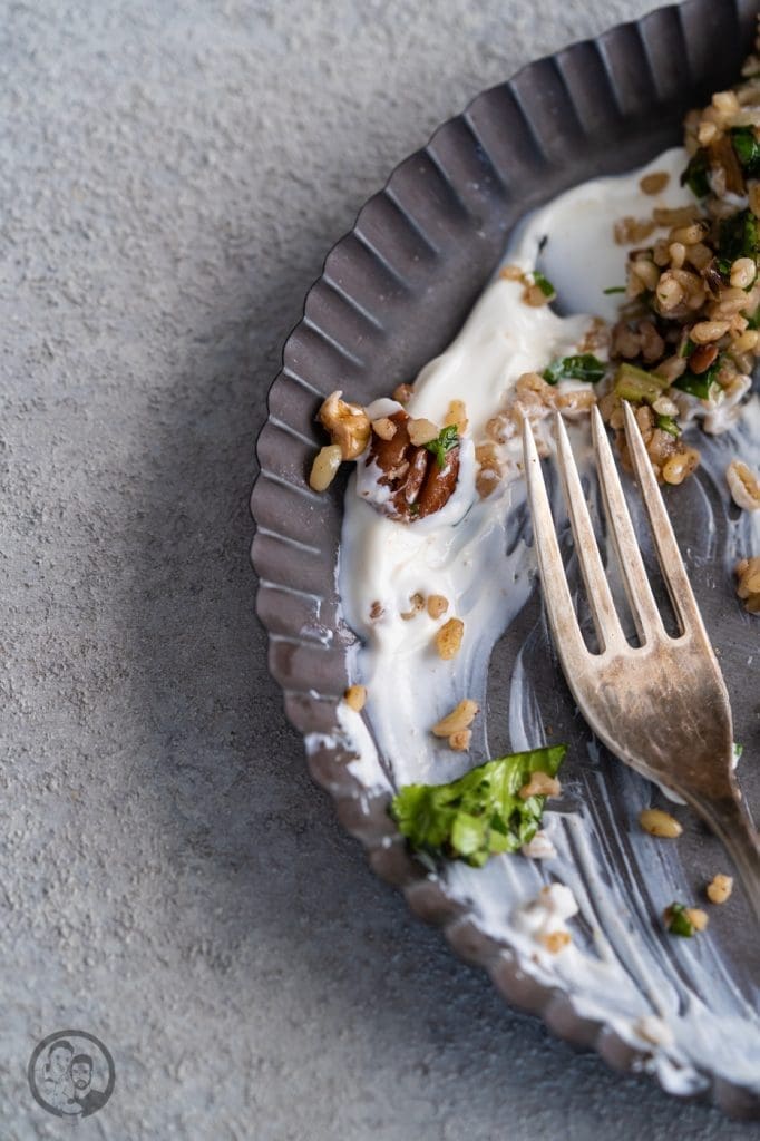 Israelischer Salat mit Datteln & Nüssen 6 Bulgursalat Israel 8 | Viele von euch werden ja wissen, dass wir letztes Jahr in Israel im Urlaub waren. Eine unglaublich inspirierende Reise. Vor allem auch kulinarisch, daher gibt es heute ein Rezept für - einen israelisch angehauchten Bulgursalat. Inspiriert dazu hat uns ein Rezept der tollen Köchin Haya Molcho, von der wir große Fans sind. Und heute gibt es die leicht abgewandelte Version von uns - Israelischer Salat mit Datteln und Nüssen. Übrigens auch perfekt nach den Tagen der Völlerei im Dezember.