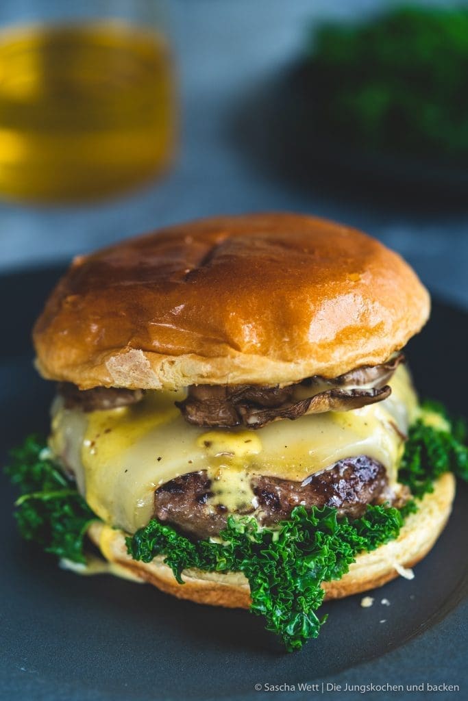 Burger Rapsöl Grünkohl 11 | Heute haben wir einen Gast, der sich schon viel zu lange nicht mehr auf dem Blog hat blicken lassen. Wobei, eigentlich sind es gleich zwei Gäste!! Nachdem wir im Januar unsere Vorsätze einfach super durchgezogen haben, stand eine große Belohnung an. Es wurde höchste Zeit für einen saftigen und leckeren Cheeseburger. Den hatten wir nämlich schon ewig nicht mehr. Da der gute Grünkohl auch schon viel zu lange nicht mehr auf dem Speiseplan stand, sollte auch dieser auf den Burger und dazu eine perfekte Mayonnaise mit feinem Rapsöl. Besser geht es kaum ...