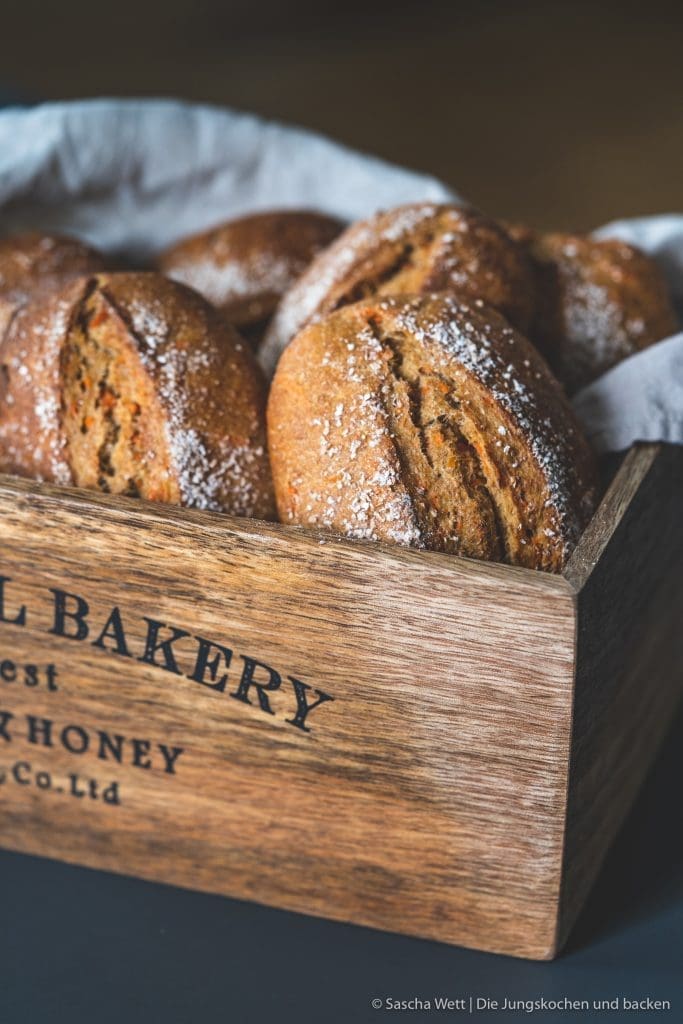 Dinkel Sauerteig Brötchen 8 | Heute zeigen wir wieder ein leckeres Rezept aus der Kategorie Brot&nbsp;&&nbsp;Co. Torsten hat vor einigen Wochen ein sehr sehr leckeres Brot für einen Abend mit Freunden aus dem Hut gezaubert. Alle waren begeistert, denn es war kräftig im Geschmack und unglaublich saftig. Also war klar, es musste nochmal gebacken werden. Und da kam mir die Idee: Warum nicht mal einen Sauerteig für Brötchen nutzen?! Und so kam es zu diesen super leckeren Dinkel-Sauerteig-Brötchen mit Möhren bei dem unsere Kenwood Cooking Chef fleißig mitgeholfen hat.