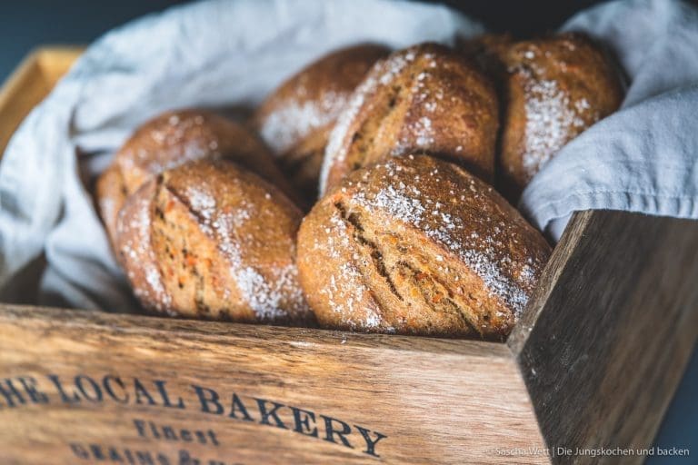 Dinkel Sauerteig Brötchen 9 | Frisch gebackenes Brot, das noch warm aus dem Ofen kommt – dagegen kommt kein Supermarktbrot an. Mit etwas Übung ist es leichter, als du denkst.