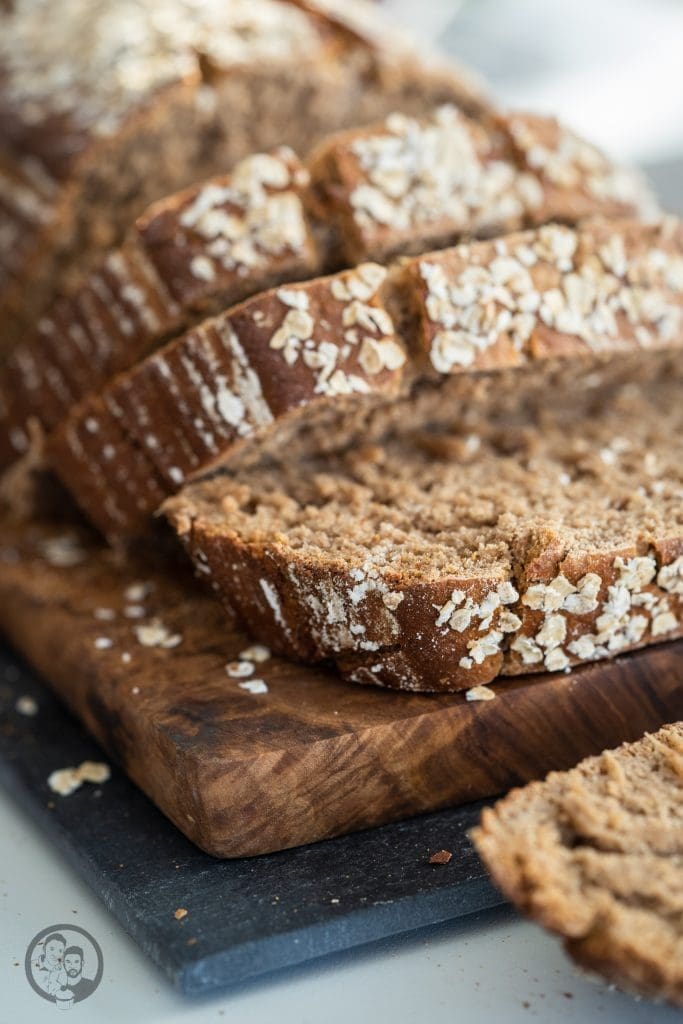 Roggen-Dinkelbrot 6 Miele Brot Kombidampfgarer 10 | Das Brotbacken ist ja eine meiner großen Leidenschaften. Das können gerne mal schnelle Brote sein oder auch Brote, deren Teige ein wenig mehr Zuneigung und Aufmerksamkeit bedürfen. Auch die Mehlsorten, die ich dafür verwende, tausche ich gerne mal aus und experimentiere damit herum. Heute gibt es ein Roggen-Dinkelbrot, das wir mit Sauerteig und Hefe angesetzt haben.