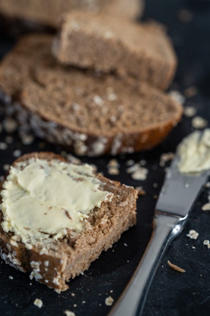 Roggen-Dinkelbrot 7 Miele Brot Kombidampfgarer 11 | Das Brotbacken ist ja eine meiner großen Leidenschaften. Das können gerne mal schnelle Brote sein oder auch Brote, deren Teige ein wenig mehr Zuneigung und Aufmerksamkeit bedürfen. Auch die Mehlsorten, die ich dafür verwende, tausche ich gerne mal aus und experimentiere damit herum. Heute gibt es ein Roggen-Dinkelbrot, das wir mit Sauerteig und Hefe angesetzt haben.