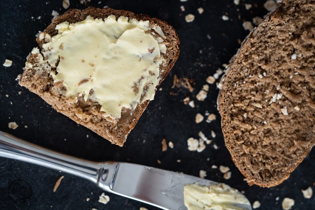 Roggen-Dinkelbrot 8 Miele Brot Kombidampfgarer 13 | Das Brotbacken ist ja eine meiner großen Leidenschaften. Das können gerne mal schnelle Brote sein oder auch Brote, deren Teige ein wenig mehr Zuneigung und Aufmerksamkeit bedürfen. Auch die Mehlsorten, die ich dafür verwende, tausche ich gerne mal aus und experimentiere damit herum. Heute gibt es ein Roggen-Dinkelbrot, das wir mit Sauerteig und Hefe angesetzt haben.