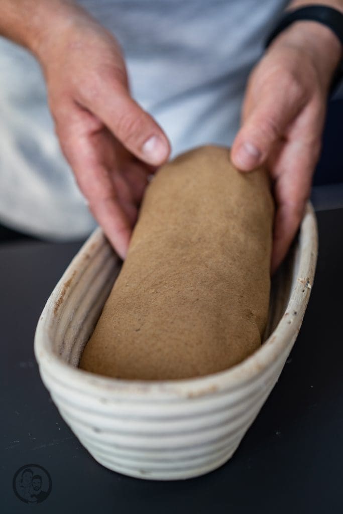 Roggen-Dinkelbrot 3 Miele Brot Kombidampfgarer 2 | Das Brotbacken ist ja eine meiner großen Leidenschaften. Das können gerne mal schnelle Brote sein oder auch Brote, deren Teige ein wenig mehr Zuneigung und Aufmerksamkeit bedürfen. Auch die Mehlsorten, die ich dafür verwende, tausche ich gerne mal aus und experimentiere damit herum. Heute gibt es ein Roggen-Dinkelbrot, das wir mit Sauerteig und Hefe angesetzt haben.