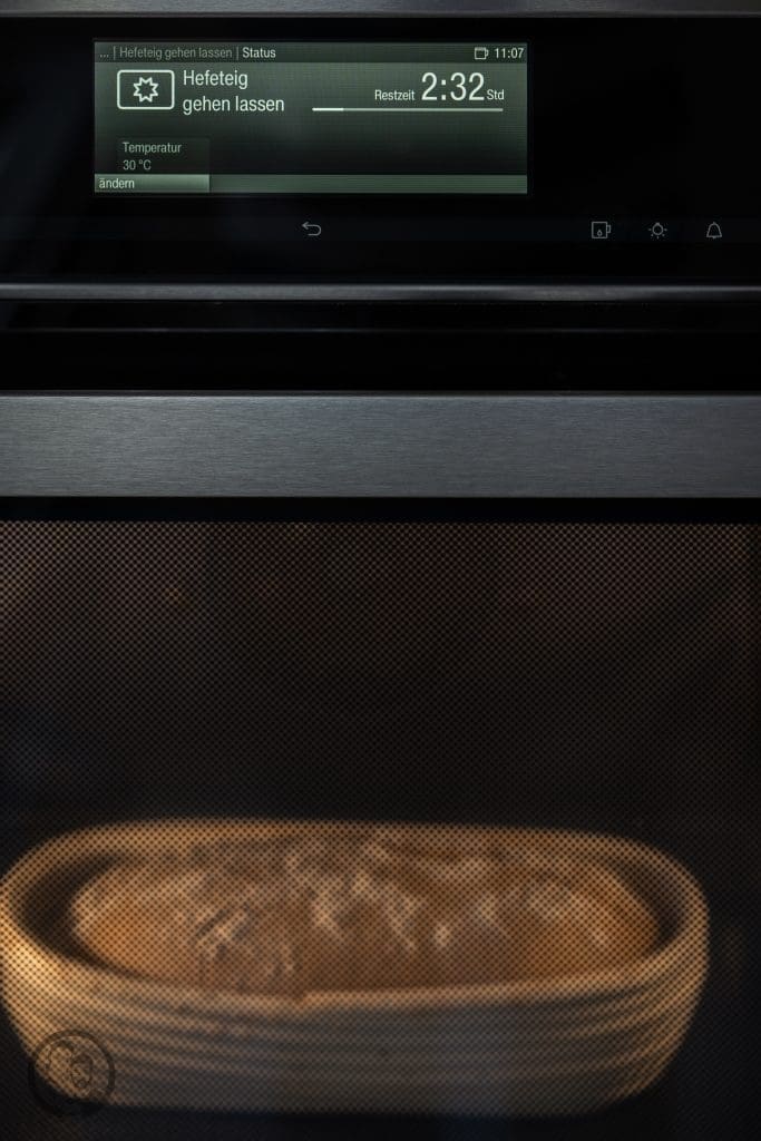 Roggen-Dinkelbrot 5 Miele Brot Kombidampfgarer 3 | Das Brotbacken ist ja eine meiner großen Leidenschaften. Das können gerne mal schnelle Brote sein oder auch Brote, deren Teige ein wenig mehr Zuneigung und Aufmerksamkeit bedürfen. Auch die Mehlsorten, die ich dafür verwende, tausche ich gerne mal aus und experimentiere damit herum. Heute gibt es ein Roggen-Dinkelbrot, das wir mit Sauerteig und Hefe angesetzt haben.