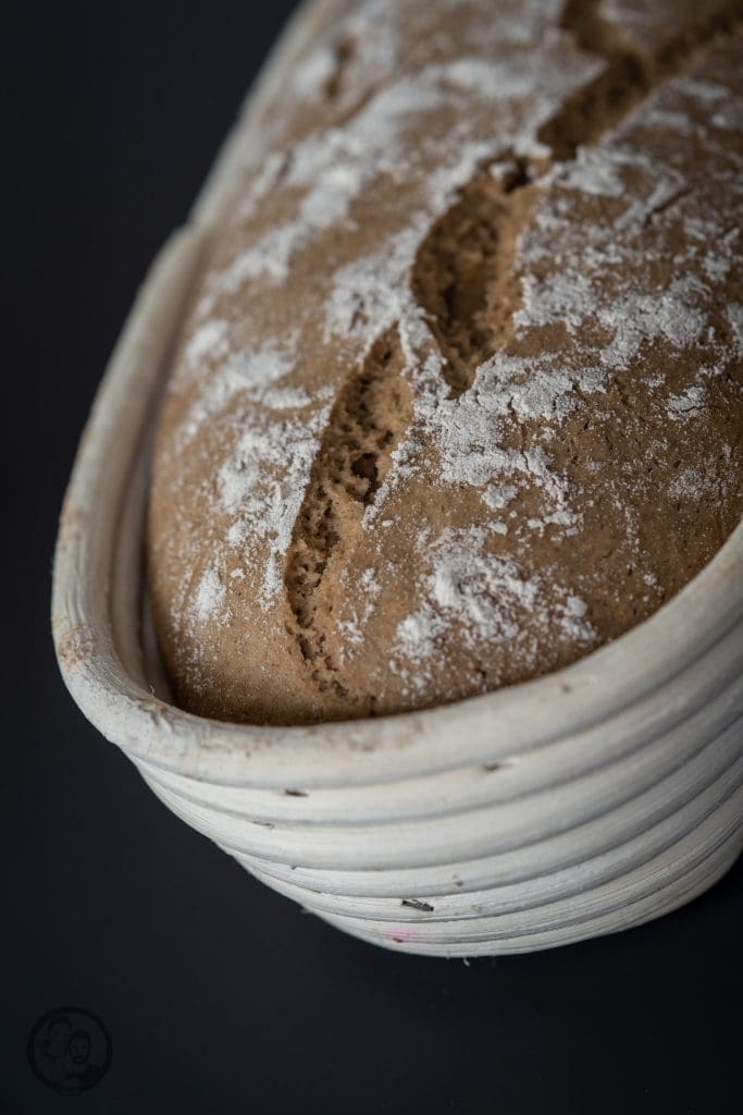 Roggen-Dinkelbrot 9 Miele Brot Kombidampfgarer 5 | Das Brotbacken ist ja eine meiner großen Leidenschaften. Das können gerne mal schnelle Brote sein oder auch Brote, deren Teige ein wenig mehr Zuneigung und Aufmerksamkeit bedürfen. Auch die Mehlsorten, die ich dafür verwende, tausche ich gerne mal aus und experimentiere damit herum. Heute gibt es ein Roggen-Dinkelbrot, das wir mit Sauerteig und Hefe angesetzt haben.