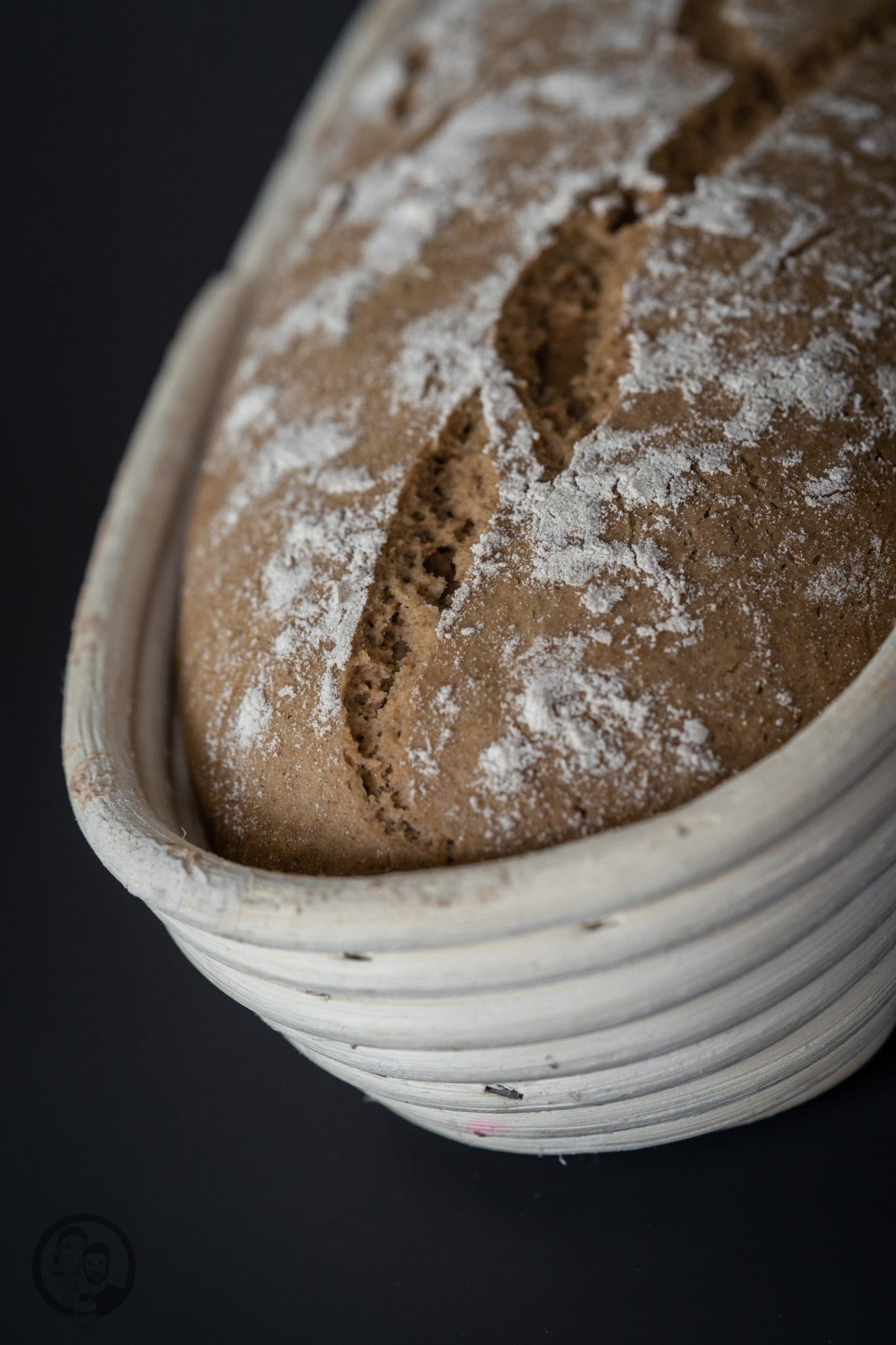 Roggen-Dinkelbrot 9 Miele Brot Kombidampfgarer 5 | Das Brotbacken ist ja eine meiner großen Leidenschaften. Das können gerne mal schnelle Brote sein oder auch Brote, deren Teige ein wenig mehr Zuneigung und Aufmerksamkeit bedürfen. Auch die Mehlsorten, die ich dafür verwende, tausche ich gerne mal aus und experimentiere damit herum. Heute gibt es ein Roggen-Dinkelbrot, das wir mit Sauerteig und Hefe angesetzt haben.