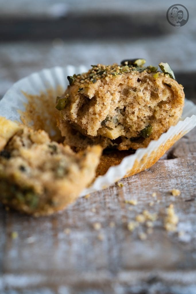 Protein Muffins 4 | Heute ist es wieder soweit, denn letzte Woche haben wir in unserem Porridge-Rezept angekündigt, im Januar euch einige proteinreiche und kalorienarme Rezepte zu präsentieren. Da Sport gerade wieder bei uns ganz weit oben steht und wir beide lieber ins Fitnessstudio gehen, als die Laufschuhe anzuziehen, achten wir momentan auch darauf, genügend Proteine zu uns zu nehmen. Aber gerade ich brauche trotzdem immer mal wieder einen Kuchen, Cookie oder Muffin. Damit einen das nicht komplett aus der Bahn wirft, haben wir diese leckeren Protein-Muffins kreiert - und das ohne irgendwelche Protein-Pülverchen!