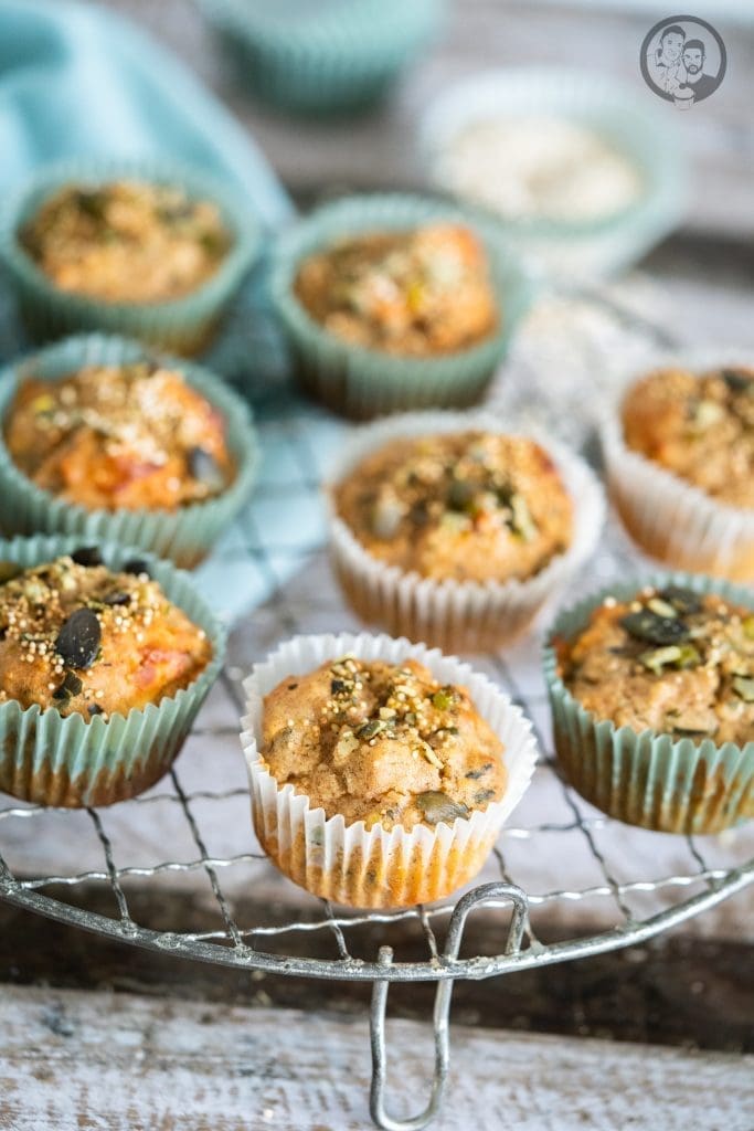 Protein Muffins 6 | Heute ist es wieder soweit, denn letzte Woche haben wir in unserem Porridge-Rezept angekündigt, im Januar euch einige proteinreiche und kalorienarme Rezepte zu präsentieren. Da Sport gerade wieder bei uns ganz weit oben steht und wir beide lieber ins Fitnessstudio gehen, als die Laufschuhe anzuziehen, achten wir momentan auch darauf, genügend Proteine zu uns zu nehmen. Aber gerade ich brauche trotzdem immer mal wieder einen Kuchen, Cookie oder Muffin. Damit einen das nicht komplett aus der Bahn wirft, haben wir diese leckeren Protein-Muffins kreiert - und das ohne irgendwelche Protein-Pülverchen!