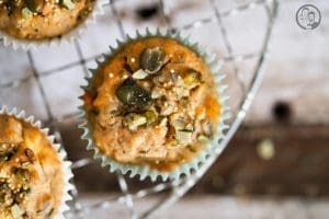 Protein Muffins 7 | Heute ist es wieder soweit, denn letzte Woche haben wir in unserem Porridge-Rezept angekündigt, im Januar euch einige proteinreiche und kalorienarme Rezepte zu präsentieren. Da Sport gerade wieder bei uns ganz weit oben steht und wir beide lieber ins Fitnessstudio gehen, als die Laufschuhe anzuziehen, achten wir momentan auch darauf, genügend Proteine zu uns zu nehmen. Aber gerade ich brauche trotzdem immer mal wieder einen Kuchen, Cookie oder Muffin. Damit einen das nicht komplett aus der Bahn wirft, haben wir diese leckeren Protein-Muffins kreiert - und das ohne irgendwelche Protein-Pülverchen!