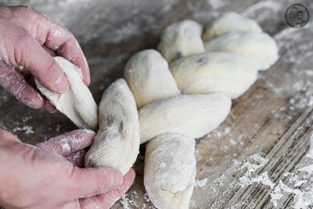 Rosinenzopf 2 | Als ich noch ein Kind war, gab es jeden Nachmittag - genau um 15 Uhr - bei Oma Lore Kaffee und Kuchen. Da trafen sich immer alle aus der Familie, die das einrichten konnten. Ok .. es gab nicht jeden Tag Kuchen, sondern auch manchmal Teilchen vom Bäcker, wenn die Oma nicht genug Zeit hatte, einen frischen Kuchen zu backen. Aber was mir immer am liebsten war? Ein frischer Hefezopf mit Rosinen.