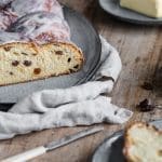 Rosinenzopf 4 | Manche Rezepte schmecken nach Zuhause. Bei uns sind das die von Oma Lore – aufgeschrieben an einem Küchentisch im Oberberg, weitergegeben über Generationen und inzwischen unzählige Male von uns nachgekocht. Hühnersuppe, wenn die Nase läuft. Rinderrouladen am Sonntag. Nusskuchen, einfach weil.