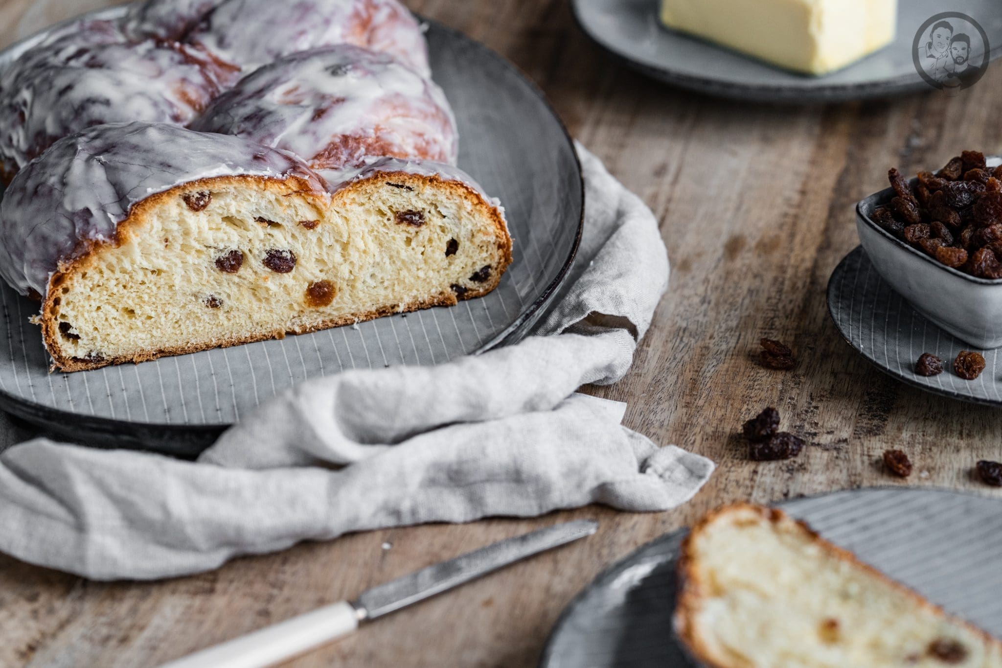 Rosinenzopf 4 | Als ich noch ein Kind war, gab es jeden Nachmittag - genau um 15 Uhr - bei Oma Lore Kaffee und Kuchen. Da trafen sich immer alle aus der Familie, die das einrichten konnten. Ok .. es gab nicht jeden Tag Kuchen, sondern auch manchmal Teilchen vom Bäcker, wenn die Oma nicht genug Zeit hatte, einen frischen Kuchen zu backen. Aber was mir immer am liebsten war? Ein frischer Hefezopf mit Rosinen.