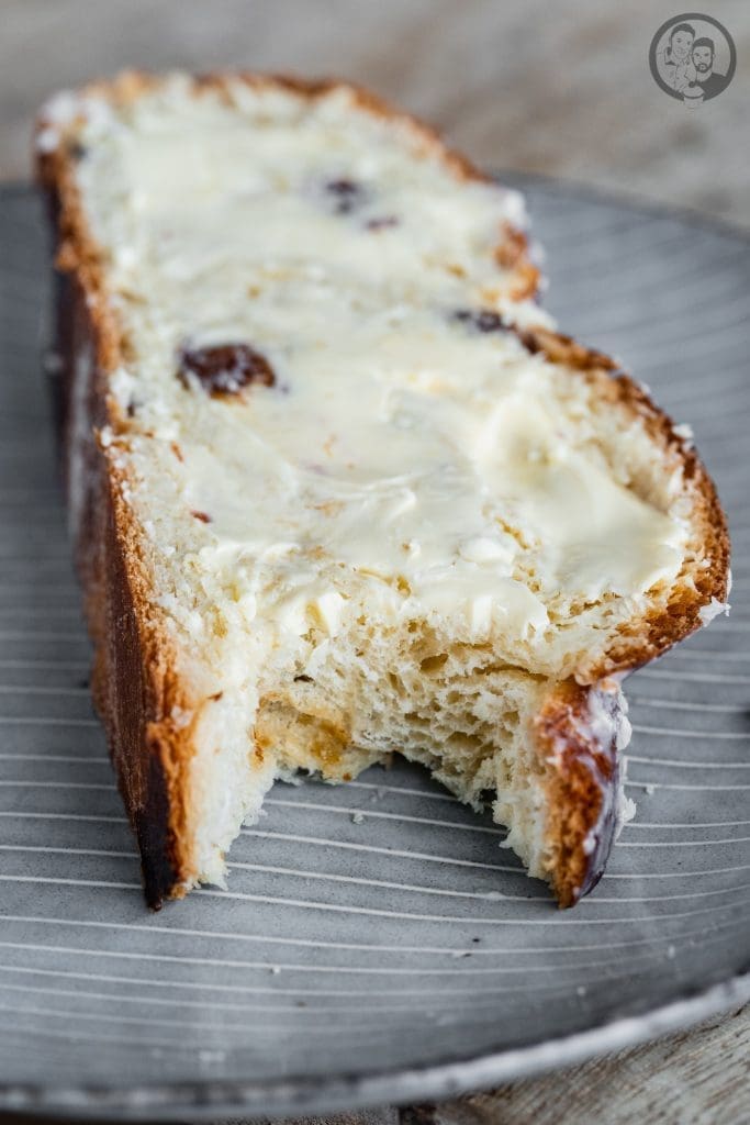 Rosinenzopf 7 | Als ich noch ein Kind war, gab es jeden Nachmittag - genau um 15 Uhr - bei Oma Lore Kaffee und Kuchen. Da trafen sich immer alle aus der Familie, die das einrichten konnten. Ok .. es gab nicht jeden Tag Kuchen, sondern auch manchmal Teilchen vom Bäcker, wenn die Oma nicht genug Zeit hatte, einen frischen Kuchen zu backen. Aber was mir immer am liebsten war? Ein frischer Hefezopf mit Rosinen.