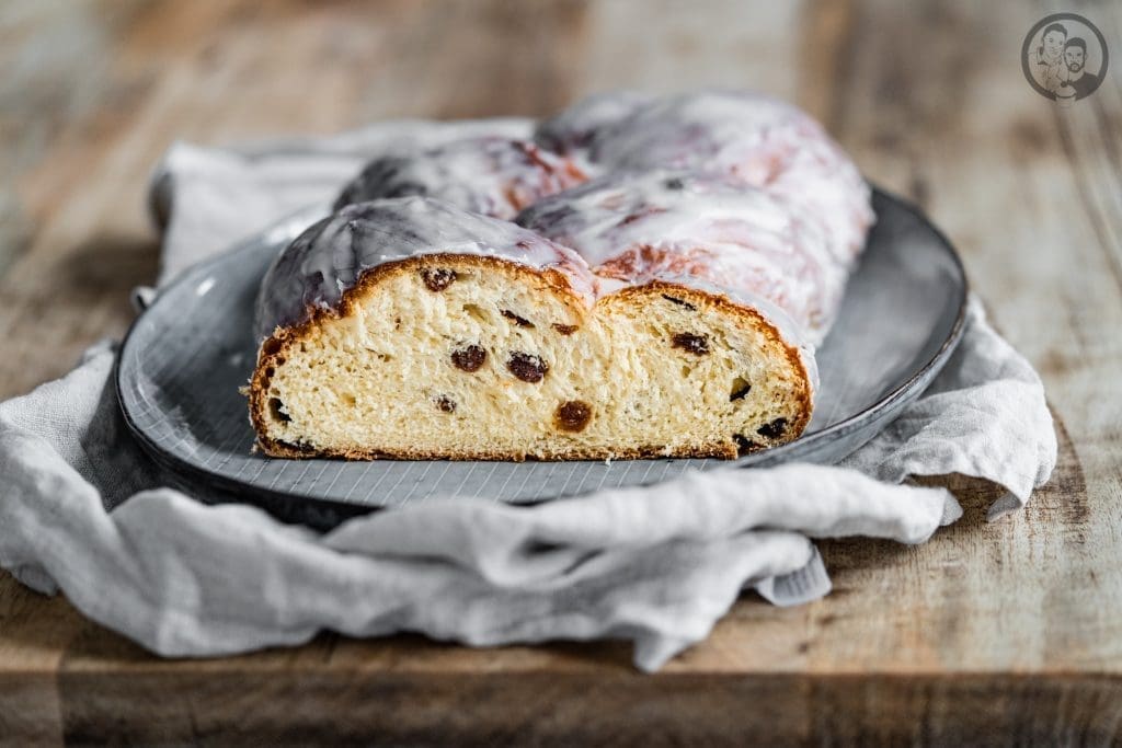 Rosinenzopf 8 | Als ich noch ein Kind war, gab es jeden Nachmittag - genau um 15 Uhr - bei Oma Lore Kaffee und Kuchen. Da trafen sich immer alle aus der Familie, die das einrichten konnten. Ok .. es gab nicht jeden Tag Kuchen, sondern auch manchmal Teilchen vom Bäcker, wenn die Oma nicht genug Zeit hatte, einen frischen Kuchen zu backen. Aber was mir immer am liebsten war? Ein frischer Hefezopf mit Rosinen.