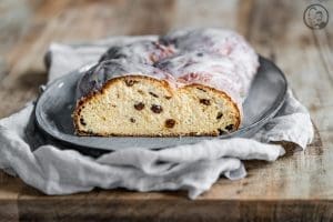 Frischer Hefezopf 9 Rosinenzopf 8 | Als ich noch ein Kind war, gab es jeden Nachmittag - genau um 15 Uhr - bei Oma Lore Kaffee und Kuchen. Da trafen sich immer alle aus der Familie, die das einrichten konnten. Ok .. es gab nicht jeden Tag Kuchen, sondern auch manchmal Teilchen vom Bäcker, wenn die Oma nicht genug Zeit hatte, einen frischen Kuchen zu backen. Aber was mir immer am liebsten war? Ein frischer Hefezopf mit Rosinen.